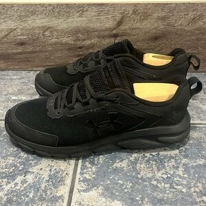 Black under armour charged assert runners size 9